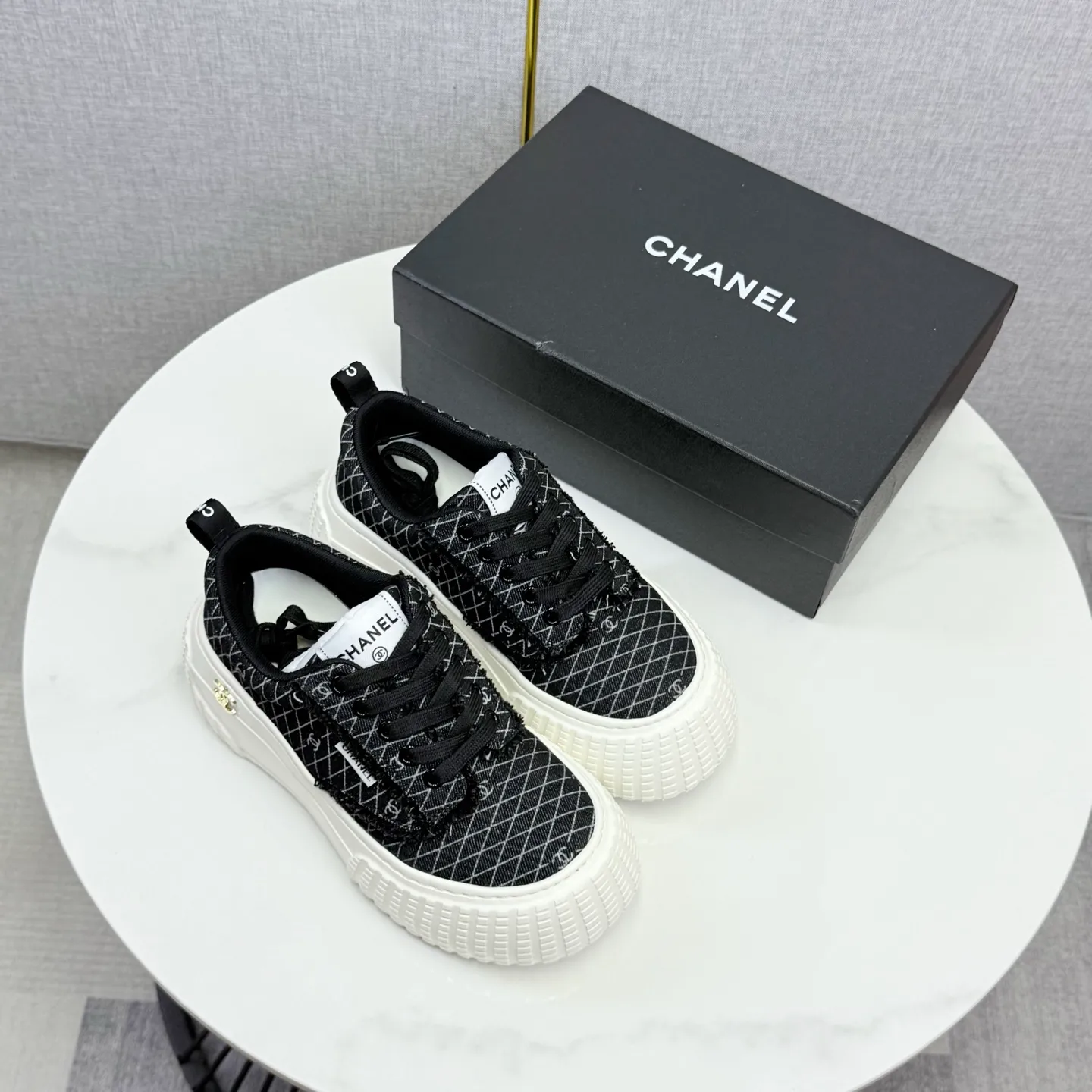 💕💕Factory direct selling price p640💕💕 Chanel Panda Shoes! 2025 counter's top casual sports shoes, this classic design; the upper is in the style of electric embroidery with various techniques; the outsole is fashionable and sporty; the unusual inclusion of a variety of color matching elements... The diversified mix and match is very good-looking and versatile, and can be used for leisure, fashion, sports, and outdoor... ꫛꫀꪝ Go➫ Materials: ❶Upper made of: original imported first-layer silk cowhide + original version waterproof cloth + original first-layer cowhide ❷Inner lining: Original Yangli+wang ❸ Outsole based on: Original TPU combination outsole Counter boutique packaging complete set for women 35–41
